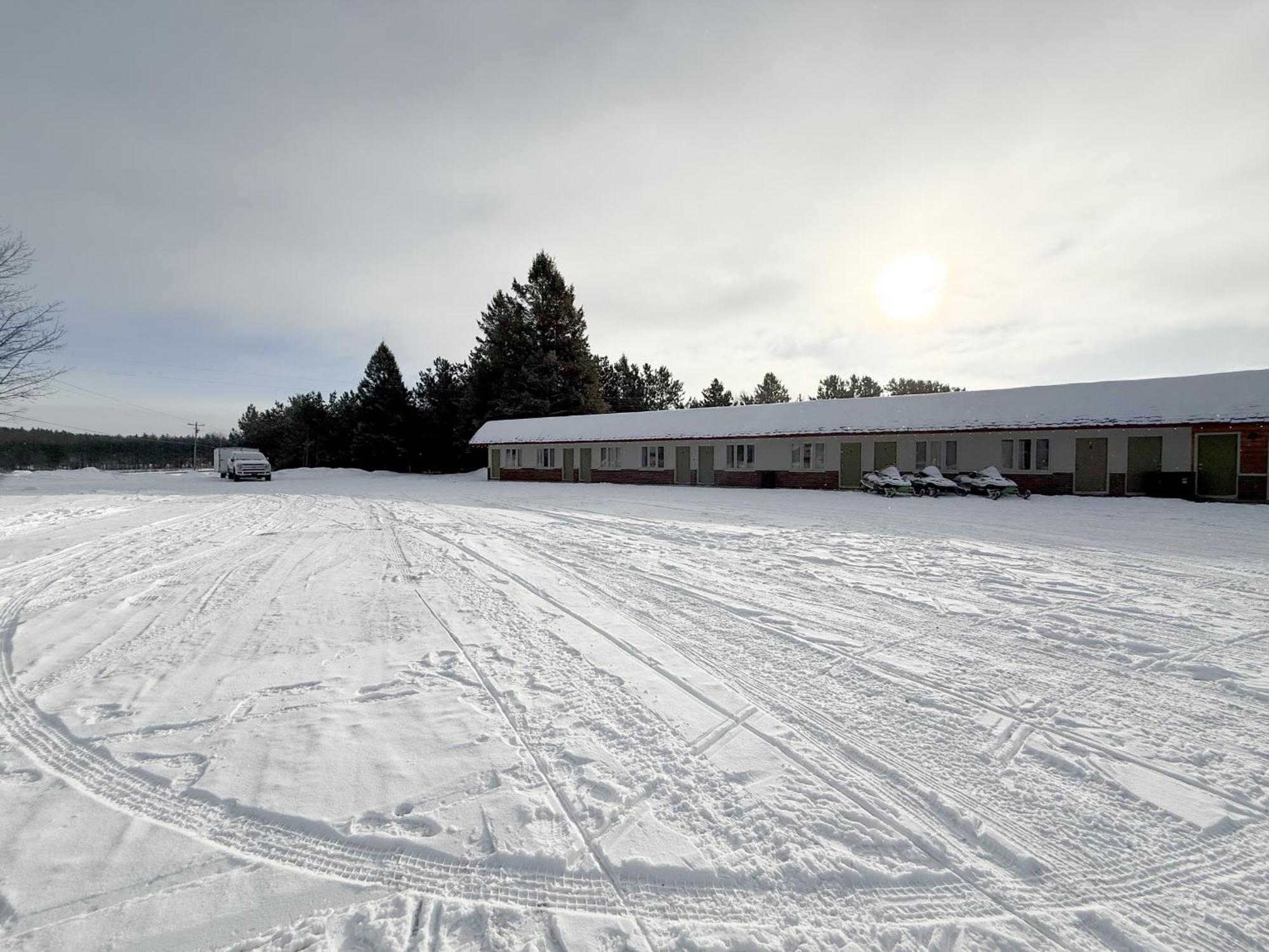 The Trail Inn - Newberry, Mi - Formerly Knollwood Inn - 13467 M-28 外观 照片