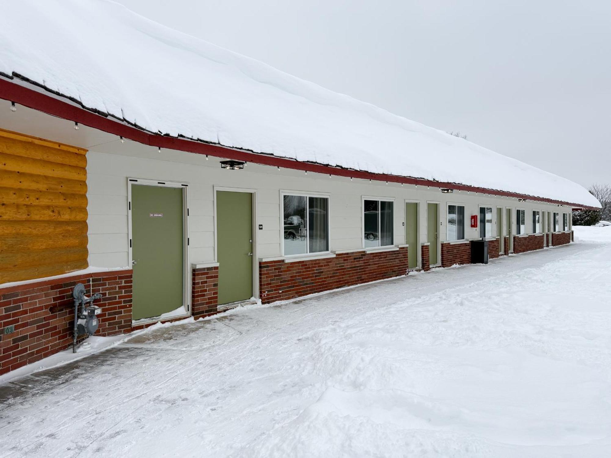 The Trail Inn - Newberry, Mi - Formerly Knollwood Inn - 13467 M-28 外观 照片