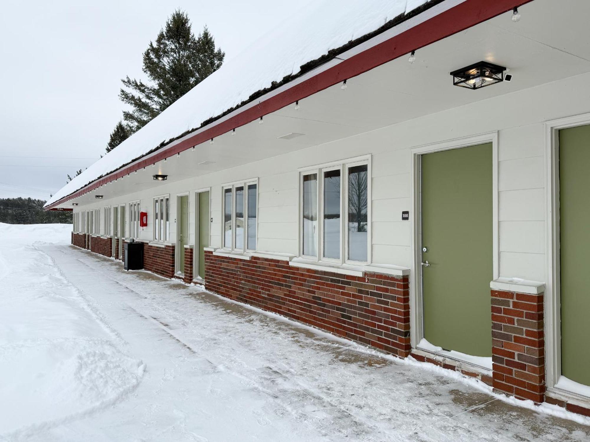 The Trail Inn - Newberry, Mi - Formerly Knollwood Inn - 13467 M-28 外观 照片