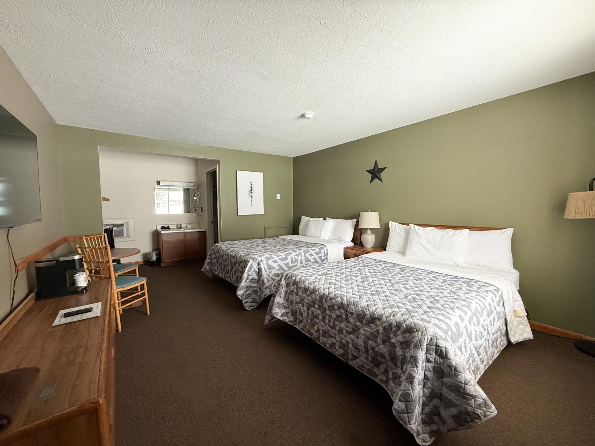 The Trail Inn - Newberry, Mi - Formerly Knollwood Inn - 13467 M-28 外观 照片