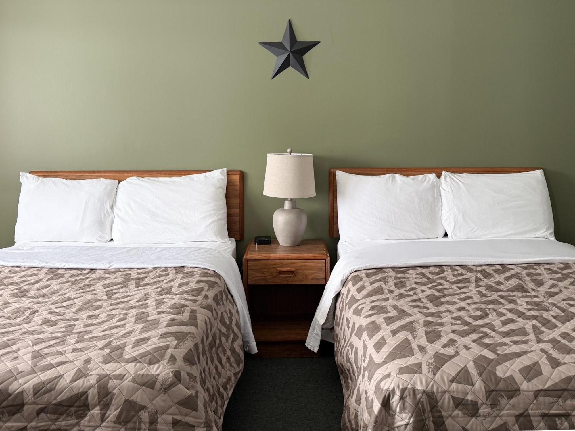 The Trail Inn - Newberry, Mi - Formerly Knollwood Inn - 13467 M-28 外观 照片