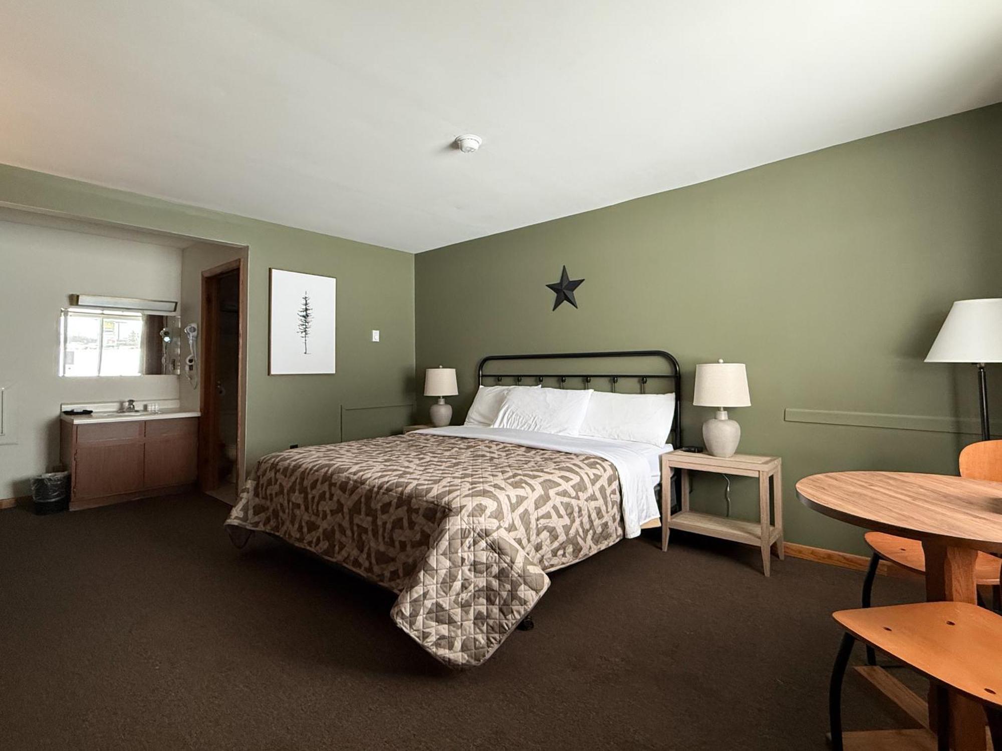 The Trail Inn - Newberry, Mi - Formerly Knollwood Inn - 13467 M-28 外观 照片