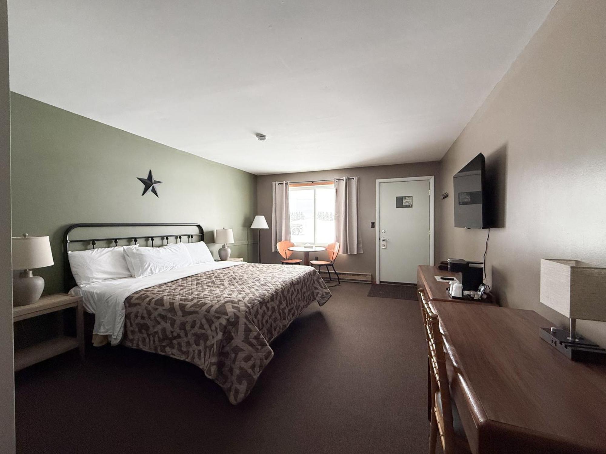 The Trail Inn - Newberry, Mi - Formerly Knollwood Inn - 13467 M-28 外观 照片