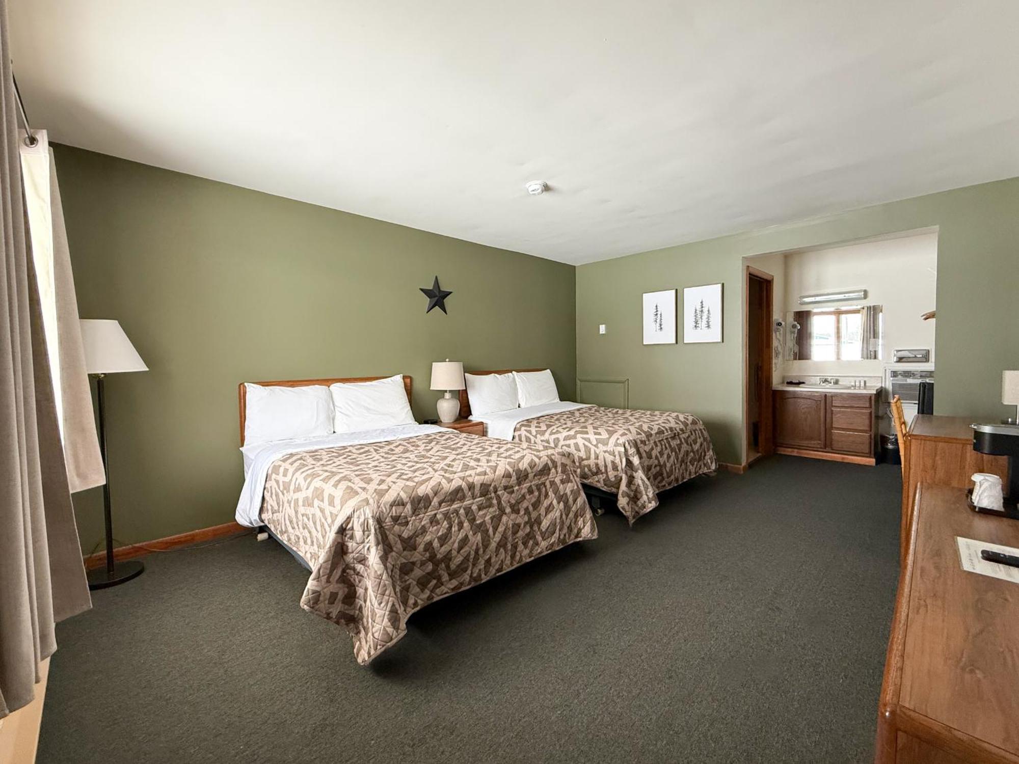 The Trail Inn - Newberry, Mi - Formerly Knollwood Inn - 13467 M-28 外观 照片