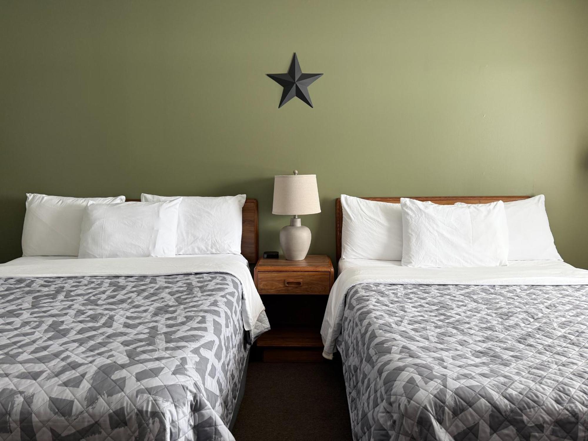 The Trail Inn - Newberry, Mi - Formerly Knollwood Inn - 13467 M-28 外观 照片