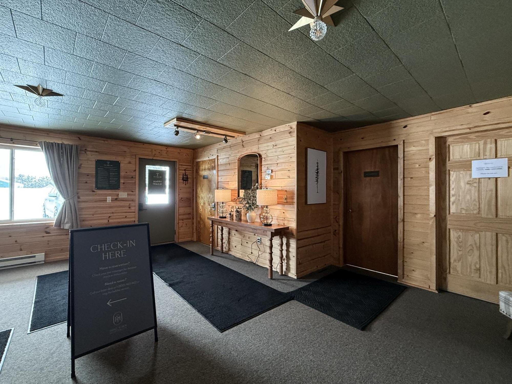 The Trail Inn - Newberry, Mi - Formerly Knollwood Inn - 13467 M-28 外观 照片