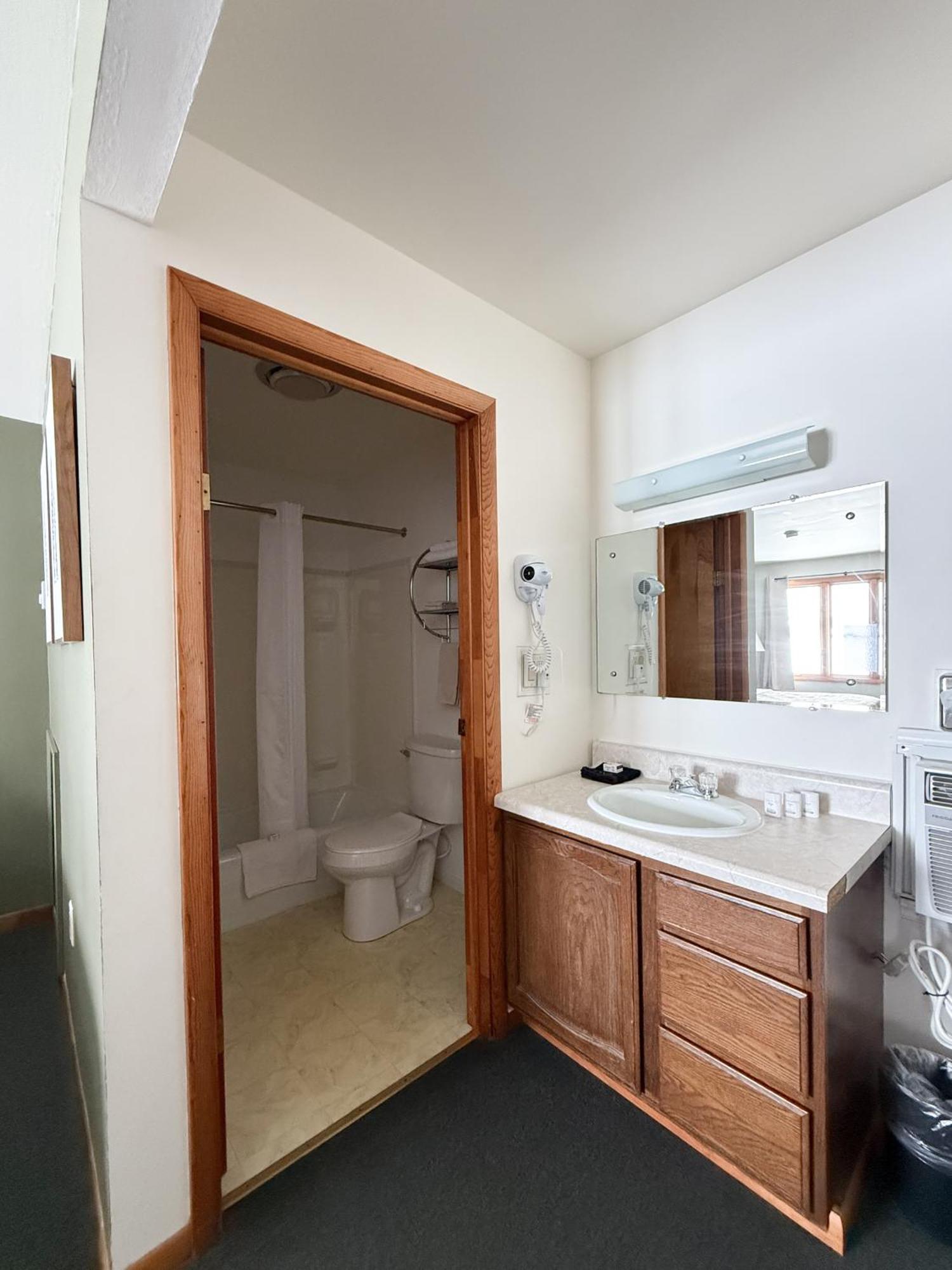The Trail Inn - Newberry, Mi - Formerly Knollwood Inn - 13467 M-28 外观 照片